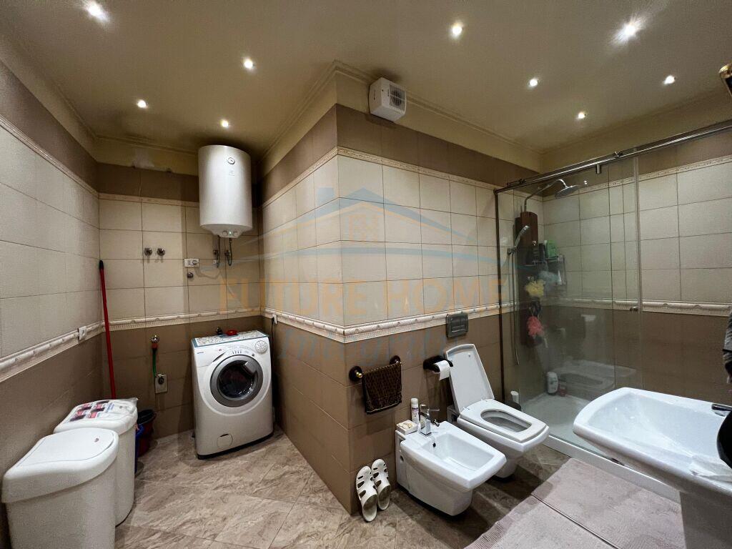 Tirane, apartment 3+1 for sale 7th floor, 182 m² 650,000 € (RRUGA E BARRIKADAVE)
