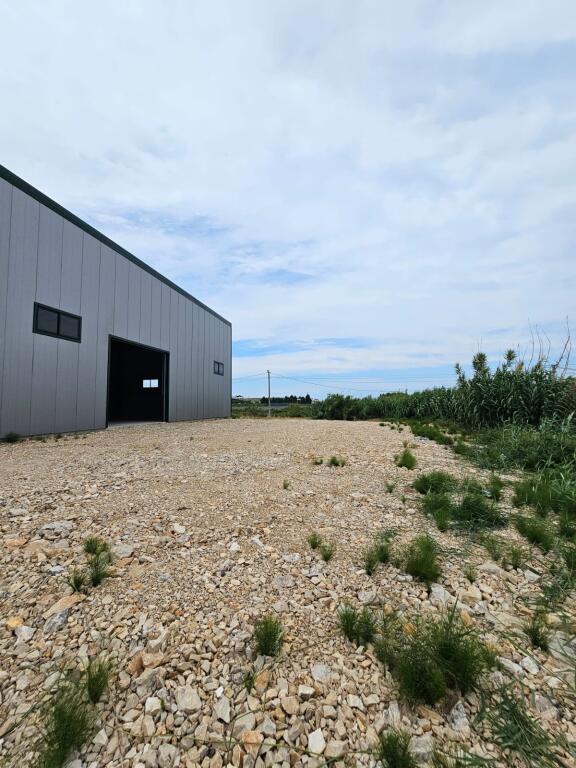 🏢 Capannone + Ufficio in Affitto – 5000 m² di Terreno sulla Strada Plepa–Ndroq