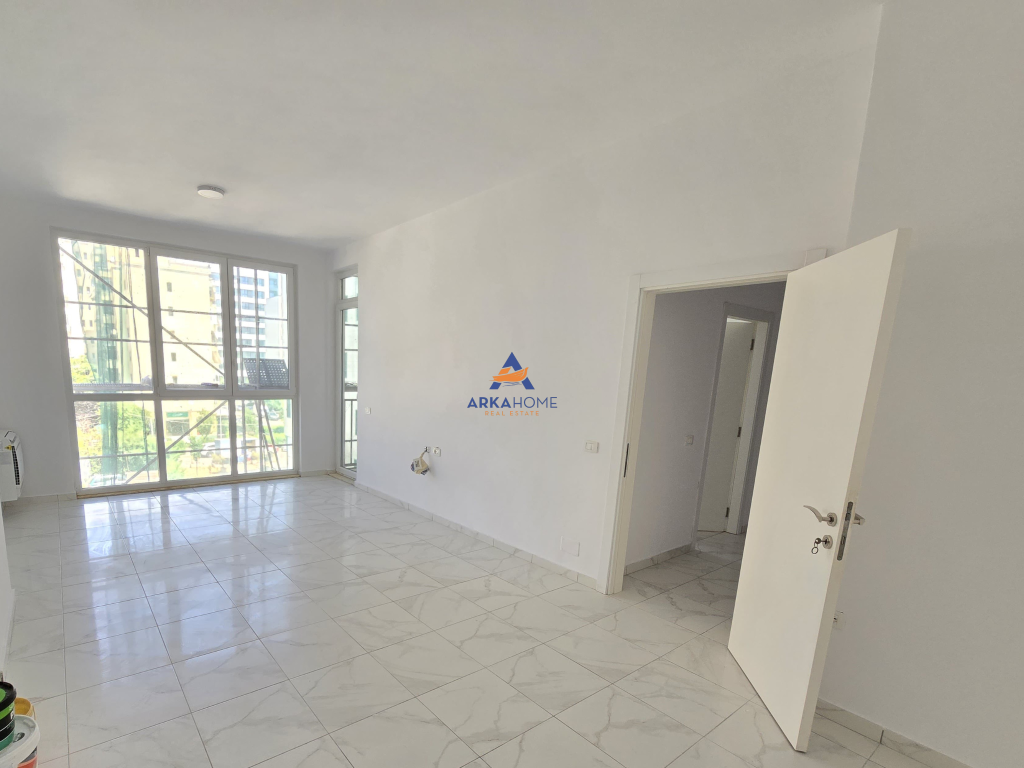 UFFICIO IN AFFITTO 3+1+BALCONE "RRUGA E KAVAJES,KOMPLEKSI SQUARE 21" 1000 EURO.