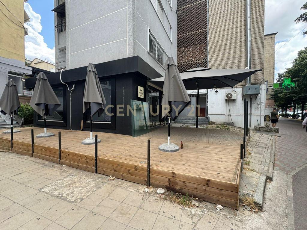 Locale Commerciale in Affitto in Via Muhamet Gjollesha