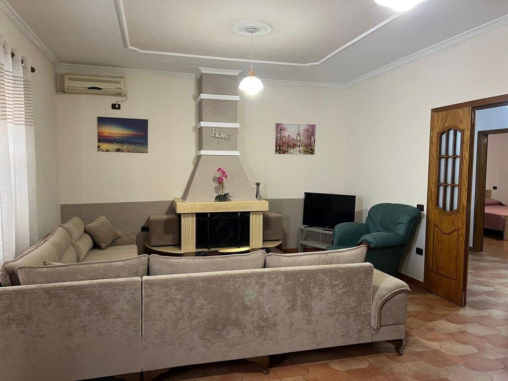 Jepet me qera Apartament 2+1 te Gjimnazi Petro Nini !