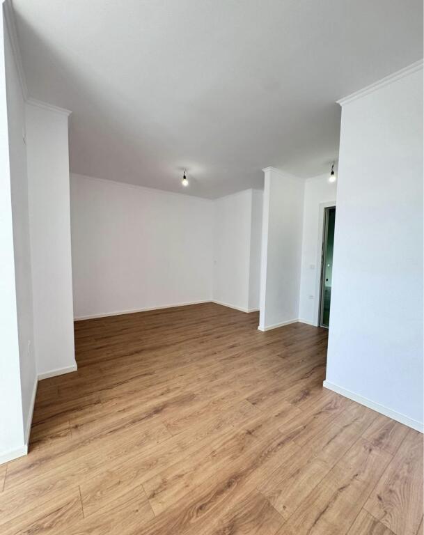 Shitet apartament 1+1 ⬇️  Rr Irfan Tomini( Perball Kompleksit Delijorgji- Te Karburant Kastrati)