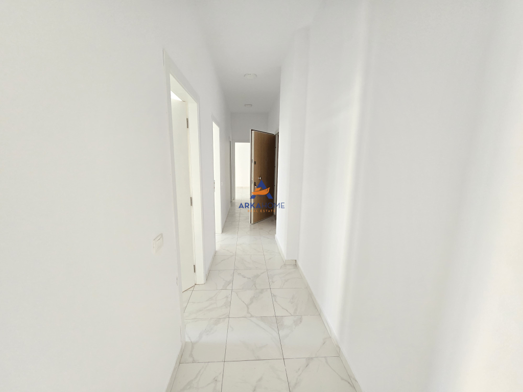 UFFICIO IN AFFITTO 3+1+BALCONE "RRUGA E KAVAJES,KOMPLEKSI SQUARE 21" 1000 EURO.