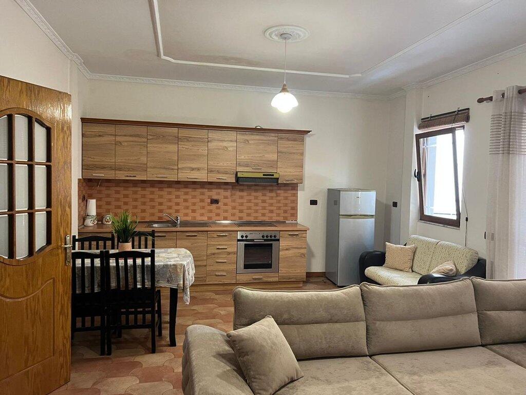 Jepet me qera Apartament 2+1 te Gjimnazi Petro Nini !