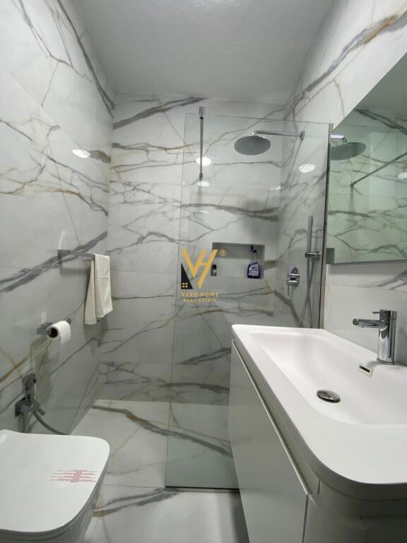 JEPET ZYRE 130 M2 ME QERA NE BLLOK 2.000 EURO