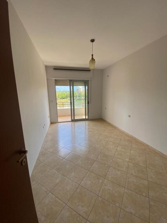 3+1,empty,dry lake,600 euros,additional parking offered