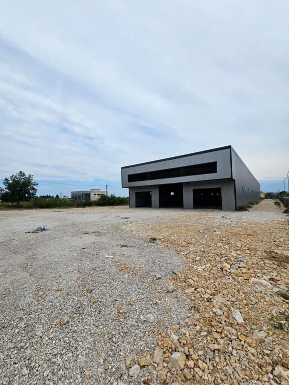 🏢 Capannone + Ufficio in Affitto – 5000 m² di Terreno sulla Strada Plepa–Ndroq