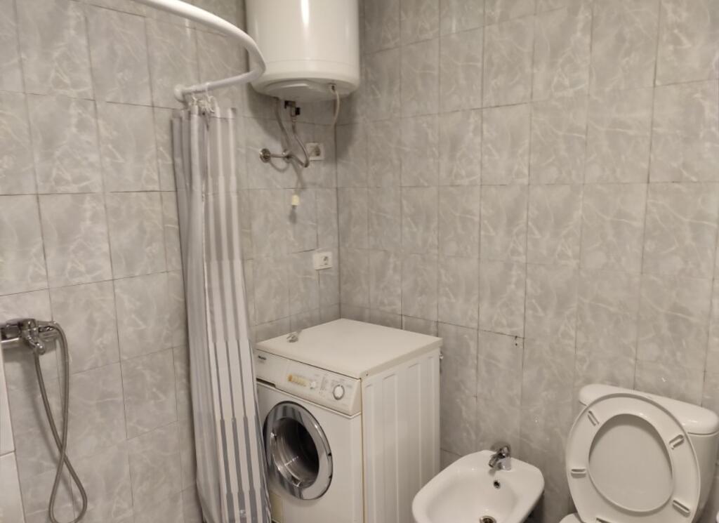Jepet apartament 1+1 tek Xhamia e Tabakeve