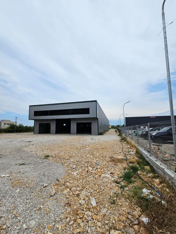 🏢 Capannone + Ufficio in Affitto – 5000 m² di Terreno sulla Strada Plepa–Ndroq