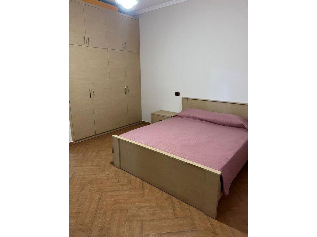Jepet me qera Apartament 2+1 te Gjimnazi Petro Nini !
