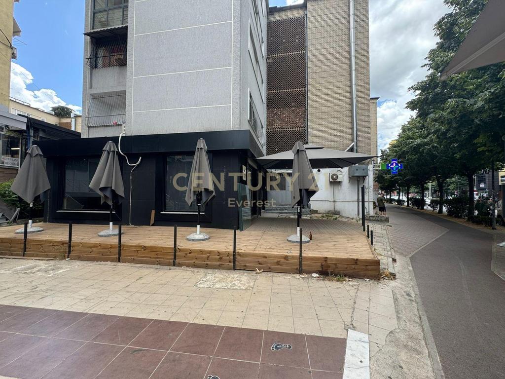Locale Commerciale in Affitto in Via Muhamet Gjollesha