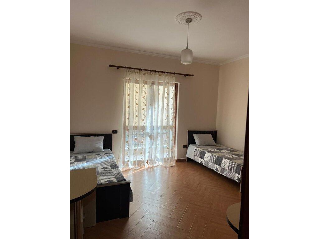 Jepet me qera Apartament 2+1 te Gjimnazi Petro Nini !