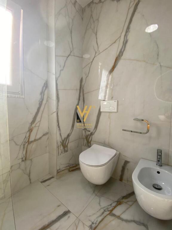 JEPET ZYRE 130 M2 ME QERA NE BLLOK 2.000 EURO
