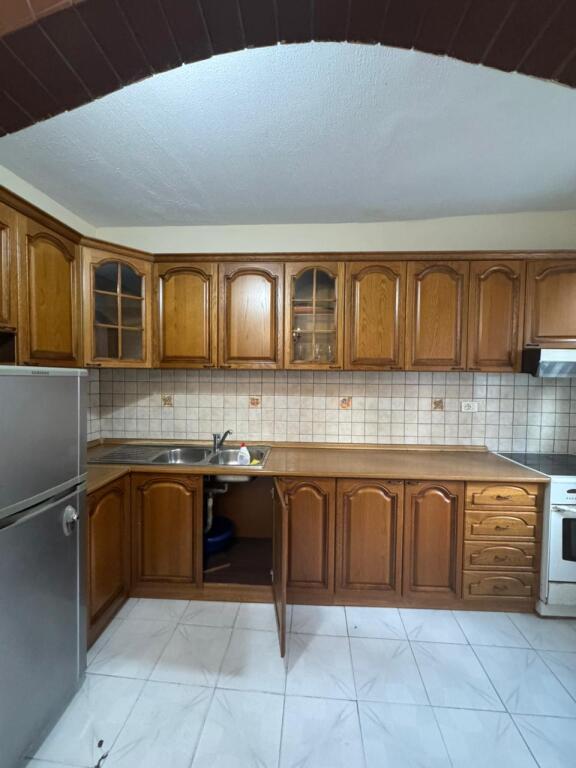 Affittasi appartamento 1+1 Via Kavajes, vicino al condor center, vicino al bar xhino Prezzo: 400 mila lek