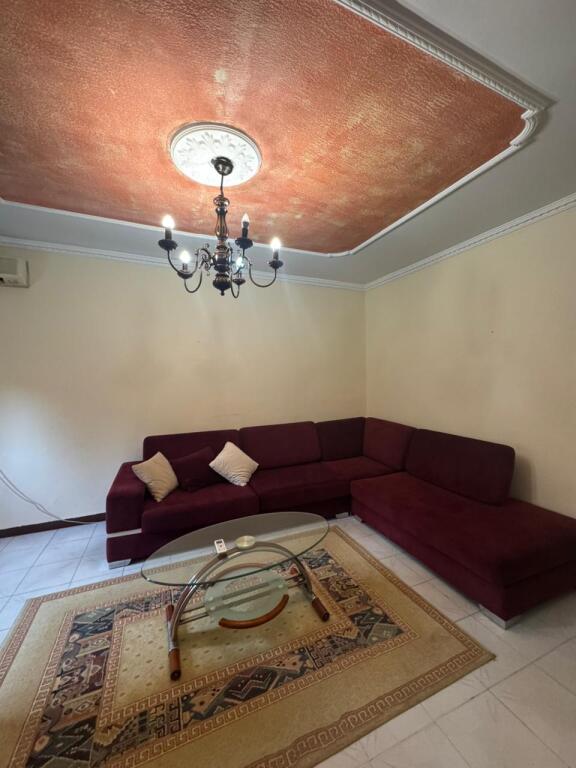Affittasi appartamento 1+1 Via Kavajes, vicino al condor center, vicino al bar xhino Prezzo: 400 mila lek
