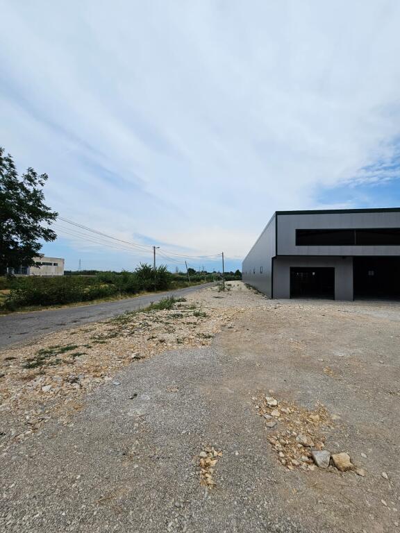 🏢 Capannone + Ufficio in Affitto – 5000 m² di Terreno sulla Strada Plepa–Ndroq