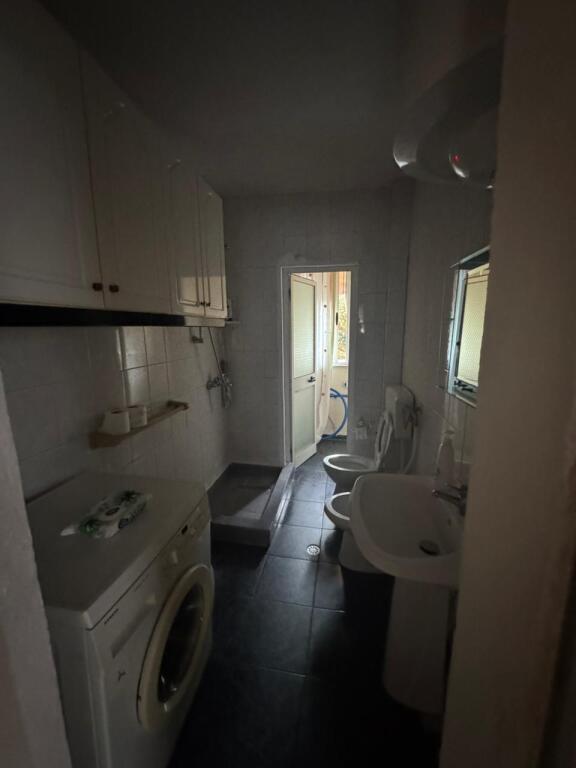 Affittasi appartamento 1+1 Via Kavajes, vicino al condor center, vicino al bar xhino Prezzo: 400 mila lek