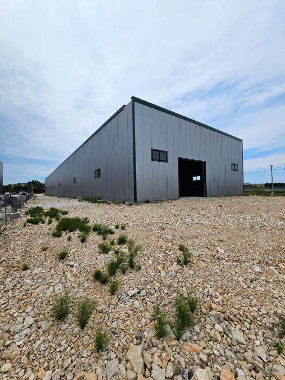 🏢 Capannone + Ufficio in Affitto – 5000 m² di Terreno sulla Strada Plepa–Ndroq