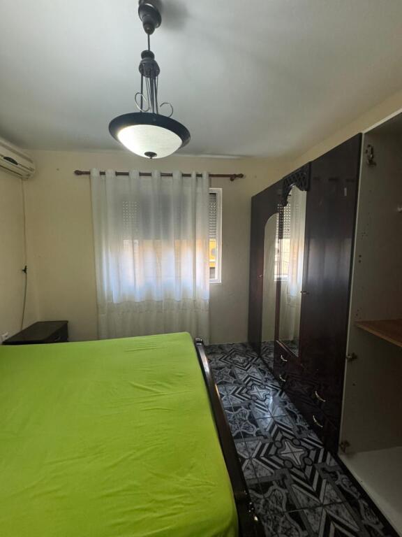 Affittasi appartamento 1+1 Via Kavajes, vicino al condor center, vicino al bar xhino Prezzo: 400 mila lek