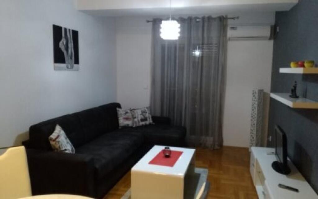 Apartament 1+1 duplex me qera tek Komuna e Parisit (ID B2101177) Tirane