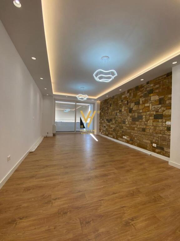 JEPET ZYRE 130 M2 ME QERA NE BLLOK 2.000 EURO