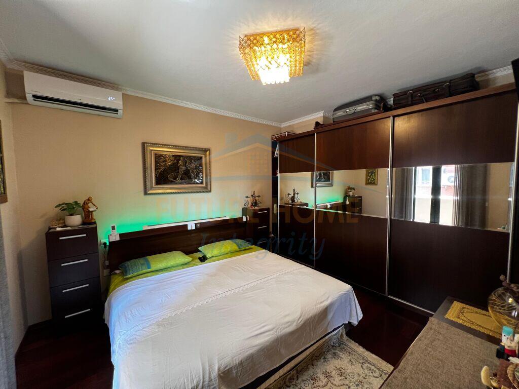 Tirane, apartment 3+1 for sale 7th floor, 182 m² 650,000 € (RRUGA E BARRIKADAVE)
