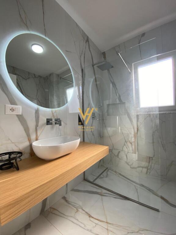 JEPET ZYRE 130 M2 ME QERA NE BLLOK 2.000 EURO