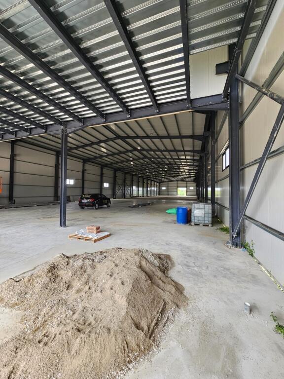 🏢 Capannone + Ufficio in Affitto – 5000 m² di Terreno sulla Strada Plepa–Ndroq