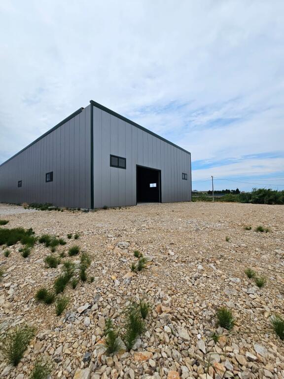 🏢 Capannone + Ufficio in Affitto – 5000 m² di Terreno sulla Strada Plepa–Ndroq