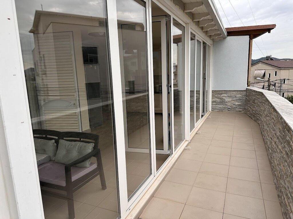 IN VENDITA, APPARTAMENTO 2+1+2+VERANDA + 2 GARAGE! 280.000 €
