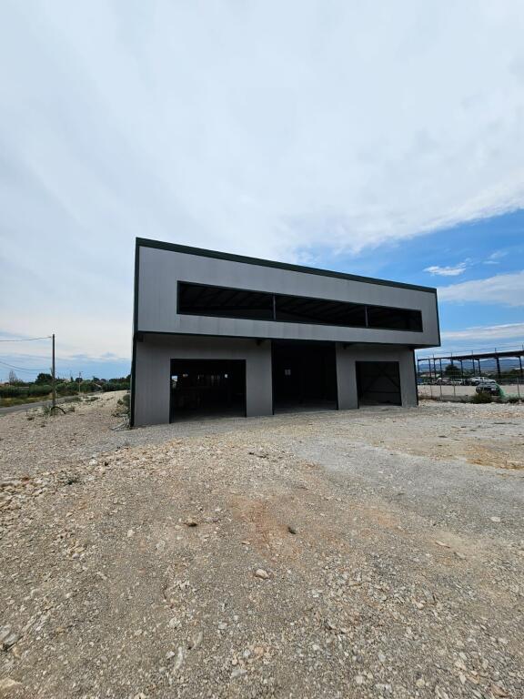 🏢 Capannone + Ufficio in Affitto – 5000 m² di Terreno sulla Strada Plepa–Ndroq