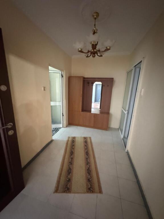 Affittasi appartamento 1+1 Via Kavajes, vicino al condor center, vicino al bar xhino Prezzo: 400 mila lek