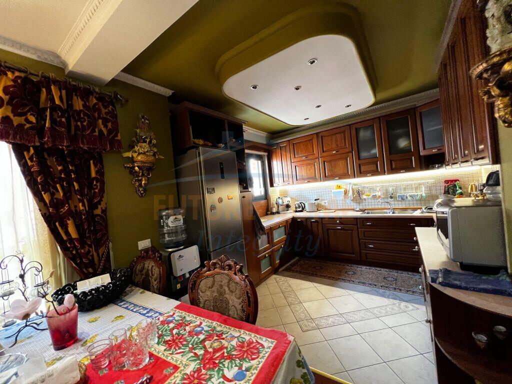 Tirane, apartment 3+1 for sale 7th floor, 182 m² 650,000 € (RRUGA E BARRIKADAVE)
