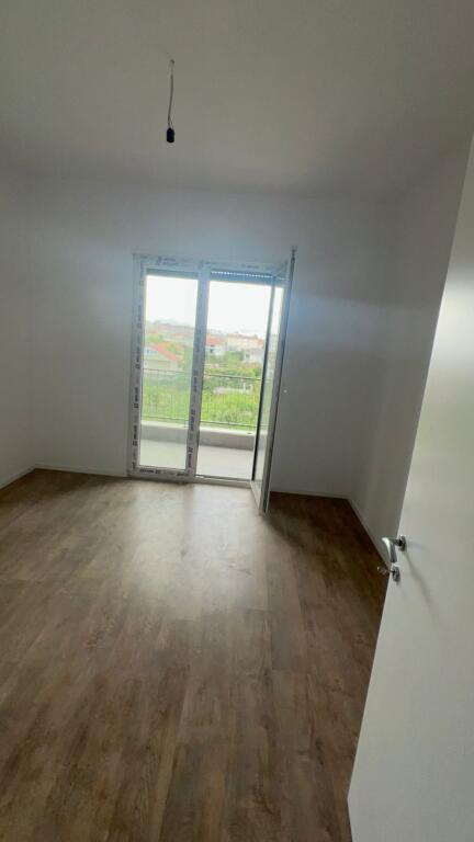 Shitet apartament