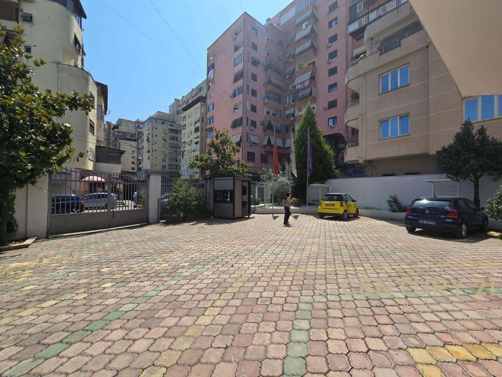 🏢 ESKLUZIVE – Jepet me Qira Godinë Multifunksionale 4-Katëshe