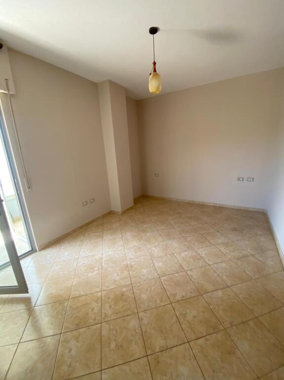 3+1,empty,dry lake,600 euros,additional parking offered