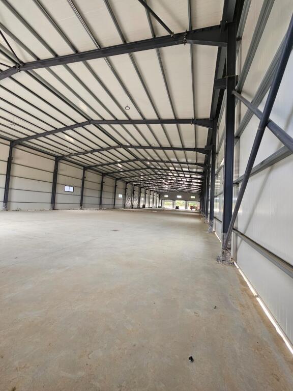🏢 Capannone + Ufficio in Affitto – 5000 m² di Terreno sulla Strada Plepa–Ndroq