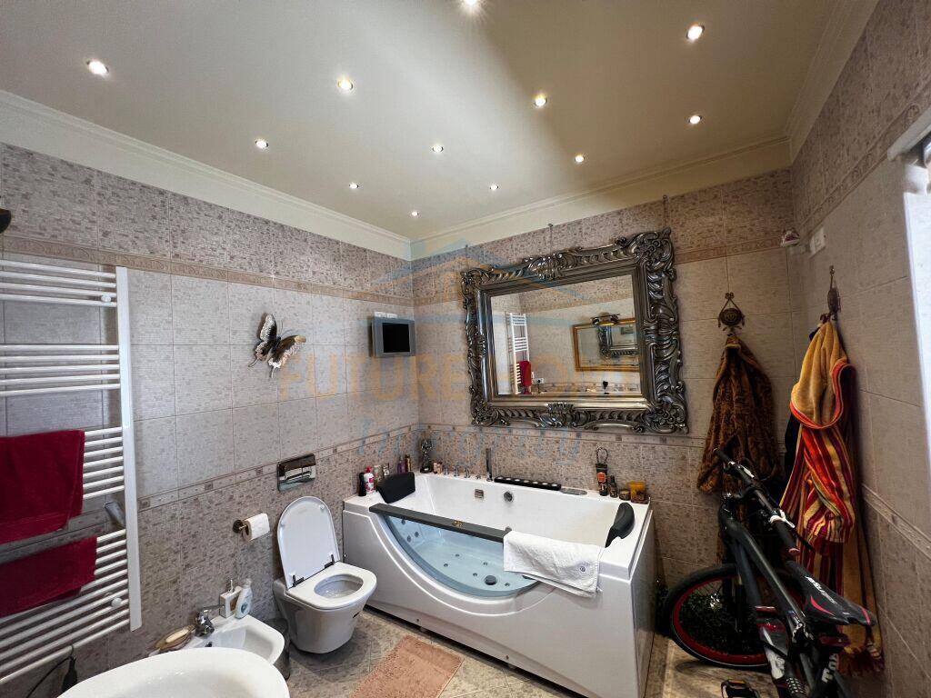 Tirane, apartment 3+1 for sale 7th floor, 182 m² 650,000 € (RRUGA E BARRIKADAVE)
