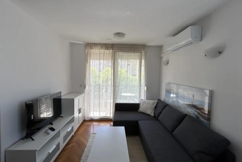 Apartament 1+1 duplex me qera tek Komuna e Parisit (ID B2101177) Tirane
