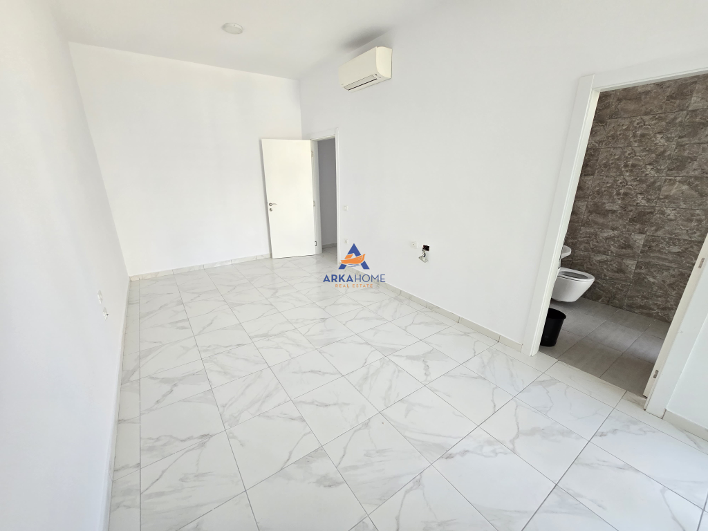 UFFICIO IN AFFITTO 3+1+BALCONE "RRUGA E KAVAJES,KOMPLEKSI SQUARE 21" 1000 EURO.