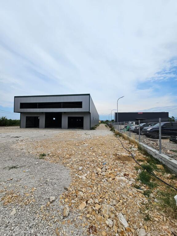 🏢 Capannone + Ufficio in Affitto – 5000 m² di Terreno sulla Strada Plepa–Ndroq