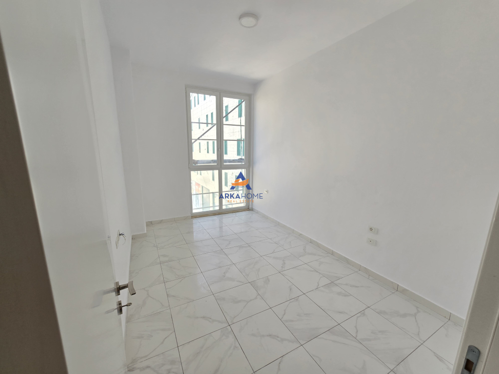 UFFICIO IN AFFITTO 3+1+BALCONE "RRUGA E KAVAJES,KOMPLEKSI SQUARE 21" 1000 EURO.
