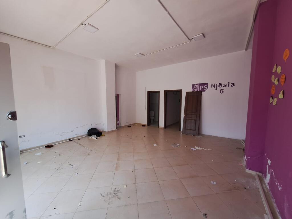 Vendesi due negozi annessi a Misto Mame 114 m2