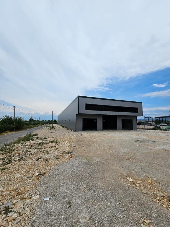 🏢 Capannone + Ufficio in Affitto – 5000 m² di Terreno sulla Strada Plepa–Ndroq
