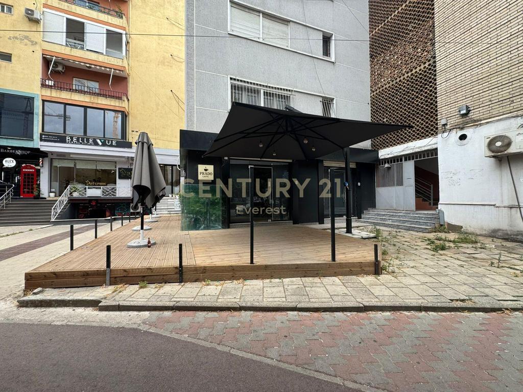 Locale Commerciale in Affitto in Via Muhamet Gjollesha