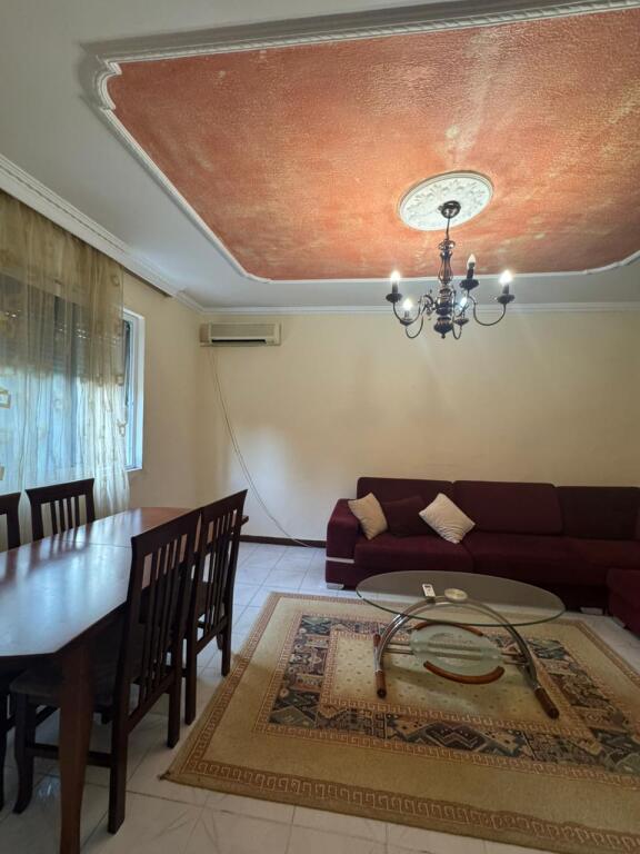 Affittasi appartamento 1+1 Via Kavajes, vicino al condor center, vicino al bar xhino Prezzo: 400 mila lek