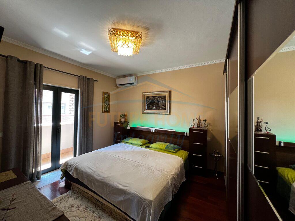 Tirane, apartment 3+1 for sale 7th floor, 182 m² 650,000 € (RRUGA E BARRIKADAVE)
