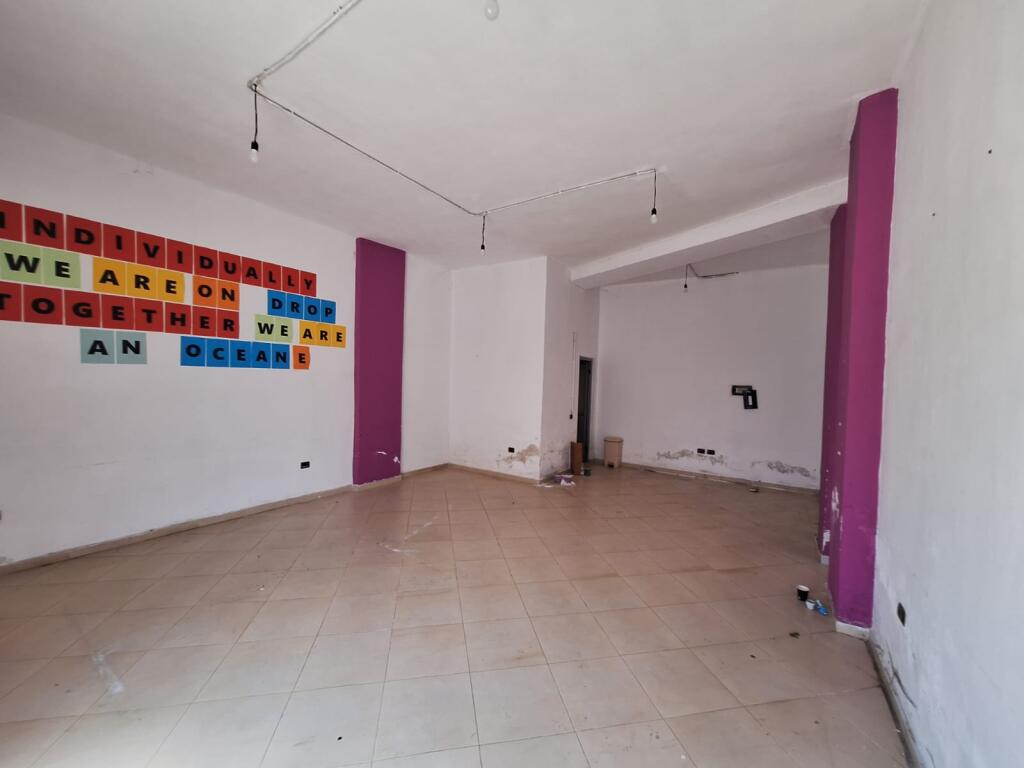 Vendesi due negozi annessi a Misto Mame 114 m2