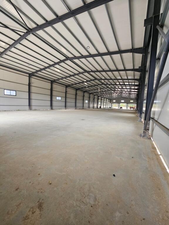 🏢 Capannone + Ufficio in Affitto – 5000 m² di Terreno sulla Strada Plepa–Ndroq