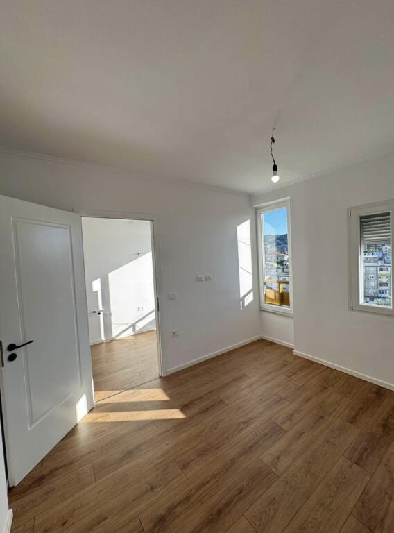 Shitet apartament 1+1 ⬇️  Rr Irfan Tomini( Perball Kompleksit Delijorgji- Te Karburant Kastrati)